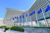 Κομισιόν: Ανοίγει ο δρόμος για έργα 1 δισ. ευρώ – Επιδοτήσεις σε 100.000 δικαιούχους και αναβάθμιση 246 σχολείων