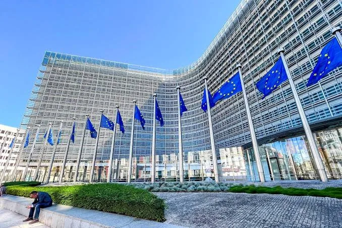 Κομισιόν: Ανοίγει ο δρόμος για έργα 1 δισ. ευρώ – Επιδοτήσεις σε 100.000 δικαιούχους και αναβάθμιση 246 σχολείων Κομισιόν: Ανοίγει ο δρόμος για έργα 1 δισ. ευρώ – Επιδοτήσεις σε 100.000 δικαιούχους και αναβάθμιση 246 σχολείων