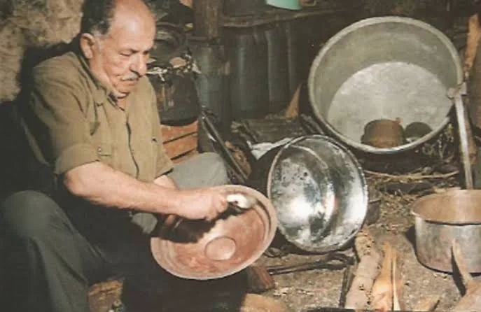 Ο άνθρωπος που πουλούσε πάγο και εκείνος που άναβε τα φώτα της πόλης: 8 επαγγέλματα που κάποτε ήταν απολύτως φυσιολογικά Ο άνθρωπος που πουλούσε πάγο και εκείνος που άναβε τα φώτα της πόλης: 8 επαγγέλματα που κάποτε ήταν απολύτως φυσιολογικά
