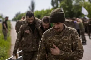 Ντονέτσκ: 94 Ρώσοι στρατιώτες παραδόθηκαν – Καταγγέλλουν ότι έπιναν ούρα και έτρωγαν φλοιούς δέντρων