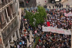 Ισπανία: Οι διαδηλωτές περικυκλώνουν τη Βουλή για τα ενοίκια – Στο επίκεντρο το «διάταγμα Μαρικάρμεν»