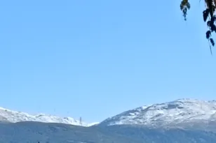 Πάτρα: Εικόνες από τα πρώτα χιόνια γύρω από την πόλη, τα βουνά άρχισαν να ασπρίζουν