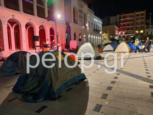 Στην Πάτρα οι φοιτητές στήνουν σκηνές στην Πλατεία Γεωργίου