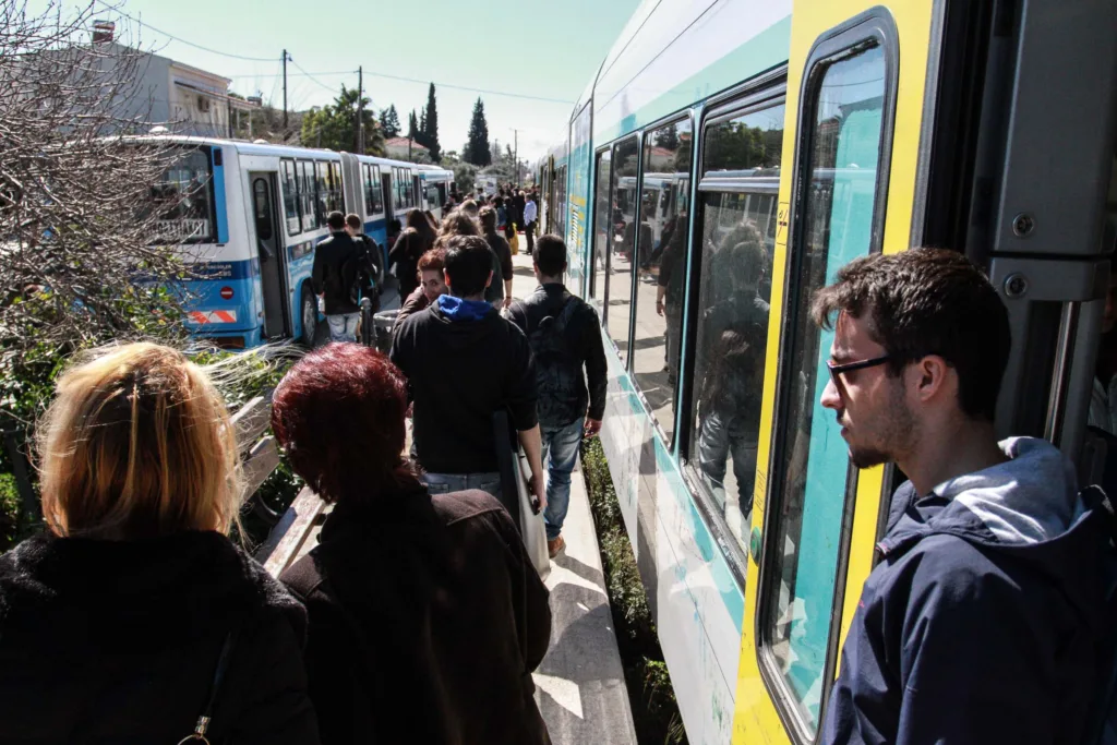Απόρρητη Γραμμή: Γιατί ήταν μονόδρομος η διακοπή στη δίκη της Αχαϊκής, οι «σαρδέλες» στον Προαστιακό και το «πράσινο» καφενείο