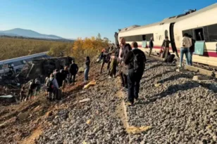 Ισπανία: Σύγκρουση δύο τρένων υψηλής ταχύτητας – Τουλάχιστον 10 νεκροί, σε εξέλιξη επιχείρηση διάσωσης