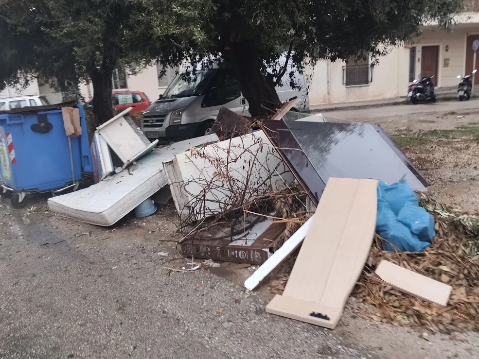 Πάτρα - Σκουπιδότοποι σε γειτονιές: «Μας έχει φάει η βρόμα» Πάτρα - Σκουπιδότοποι σε γειτονιές: «Μας έχει φάει η βρόμα»
