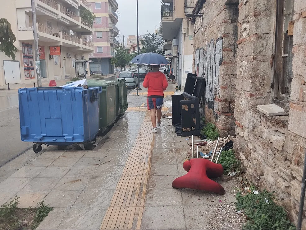Πάτρα - Σκουπιδότοποι σε γειτονιές: «Μας έχει φάει η βρόμα» Πάτρα - Σκουπιδότοποι σε γειτονιές: «Μας έχει φάει η βρόμα»