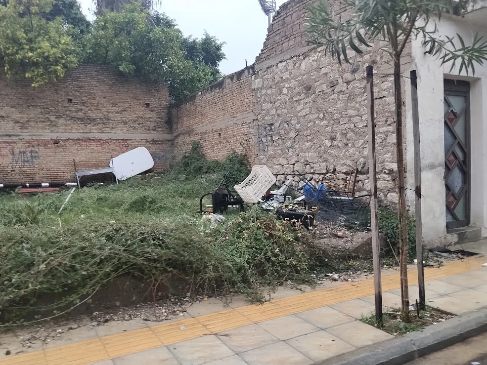 Πάτρα - Σκουπιδότοποι σε γειτονιές: «Μας έχει φάει η βρόμα» Πάτρα - Σκουπιδότοποι σε γειτονιές: «Μας έχει φάει η βρόμα»