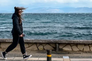Καιρός: Χειμωνιάτικο σκηνικό με βροχές, βοριάδες και κρύο – Πότε βελτιώνεται