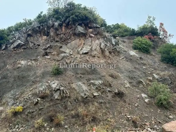 Φθιώτιδα: Γιγάντιοι βράχοι έπεσαν στον δρόμο – Πώς περνούν τα αυτοκίνητα ΦΩΤΟ