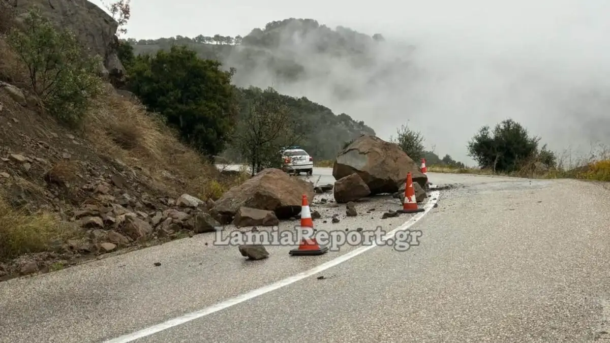 Φθιώτιδα: Γιγάντιοι βράχοι έπεσαν στον δρόμο – Πώς περνούν τα αυτοκίνητα ΦΩΤΟ