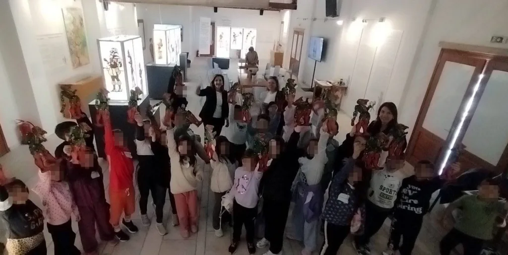 Καλάβρυτα: Οι μικροί μαθητές γνώρισαν τον μαγικό κόσμο του Καραγκιόζη