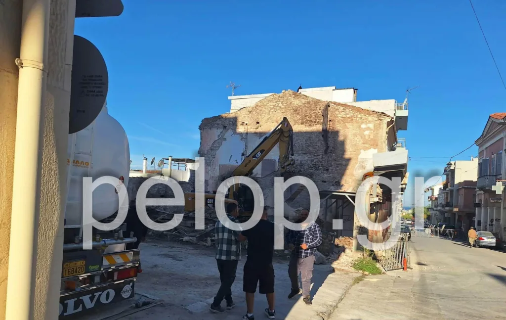 Γερμανού: Το «έργο τέχνης» που έγινε ερείπιο κατεδαφίζεται – Κλειστός ο δρόμος, πίεση στην Άνω Πόλη