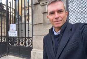 Φοίβος Καρακίτσος: «Ζήσαμε πόλεμο πόλης στο Παρίσι. Χτίζουμε έναν κόσμο που χωράει λίγους»