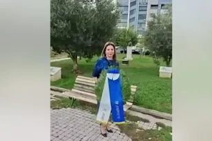 Μαρία Καρυστιανού: Κατέθεσε μόνη της στεφάνι στη Θεσσαλονίκη μετά τον αποκλεισμό από την επίσημη τελετή