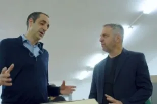 Δωρεά βιβλίων στον ΕΟΠΑΕ στη Θεσσαλονίκη από τους Bookmarkers και τον Γρηγόρη Δημητριάδη (video)