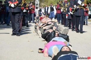 Κεφαλονιά: Πιστοί ξάπλωσαν στον δρόμο για να περάσει από πάνω τους το σκήνωμα του Αγίου Γερασίμου