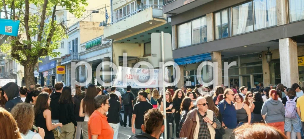 Πάτρα: Μαθητές και φοιτητές ενώθηκαν με τους απεργούς - Πορεία στο κέντρο της πόλης Πάτρα: Μαθητές και φοιτητές ενώθηκαν με τους απεργούς - Πορεία στο κέντρο της πόλης