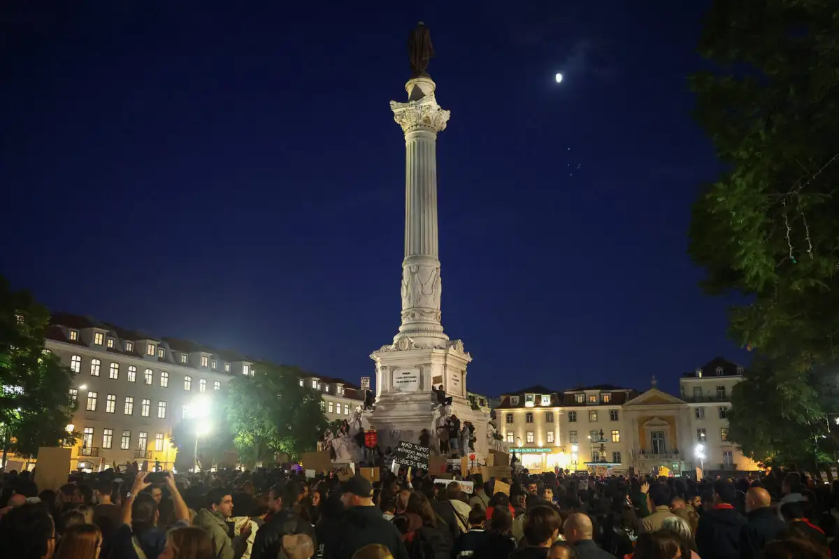 Λισαβόνα: 200 διαδηλωτές κοιμήθηκαν στην πλατεία χωρίς σκηνές – Είχαν προηγηθεί 55 συλλήψεις Λισαβόνα: 200 διαδηλωτές κοιμήθηκαν στην πλατεία χωρίς σκηνές – Είχαν προηγηθεί 55 συλλήψεις