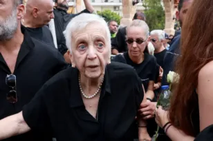 «Δεν ακούω τίποτα, δεν ξέρω γιατί κλαίω συνέχεια. Δικαίωση», συγκλονίζει η χαροκαμένη μάνα του Γιώργου Μαζωνάκη