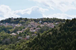 Κοσμάς Αρκαδίας: Το χωριό των 7 πλατάνων ετοιμάζει μια ξεχωριστή γιορτή – Τι αξίζει να δεις