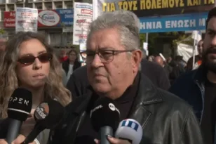 Κουτσούμπας από τον Πειραιά: «Δεν δουλεύουμε για τον πόλεμό τους» το μήνυμα των λιμενεργατών