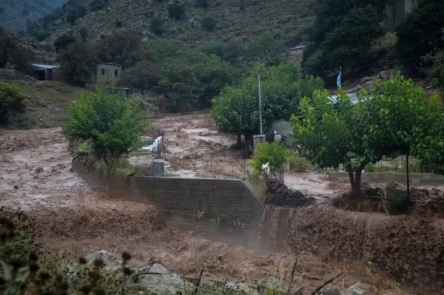 Κρήτη: Δεν τελείωσε η κακοκαιρία – Νέα 112, κλειστοί δρόμοι και βροχές μέχρι την Κυριακή