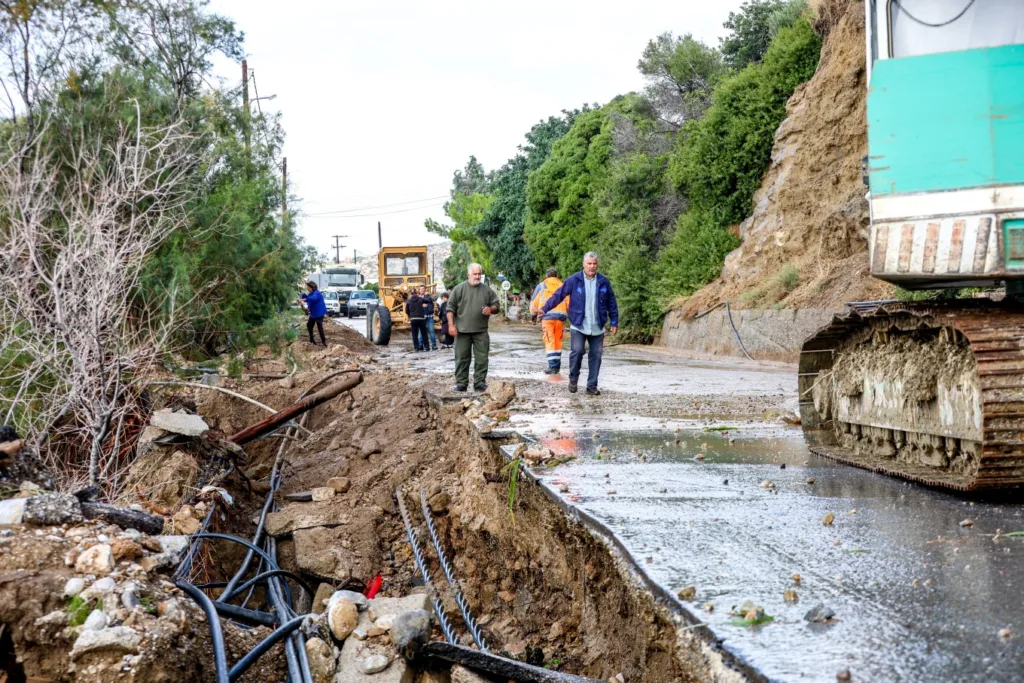 Κρήτη: Δραματικές ώρες με πλημμύρες – Εκκενώσεις, χωρίς νερό 2.500 κάτοικοι και καταστροφές στην αγροτική παραγωγή