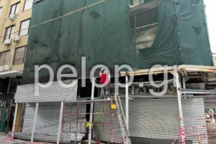 Πάτρα: «Θωρακίζουν» το ετοιμόρροπο στη Γούναρη – Κατασκευή για να συγκρατεί μπάζα και υλικά