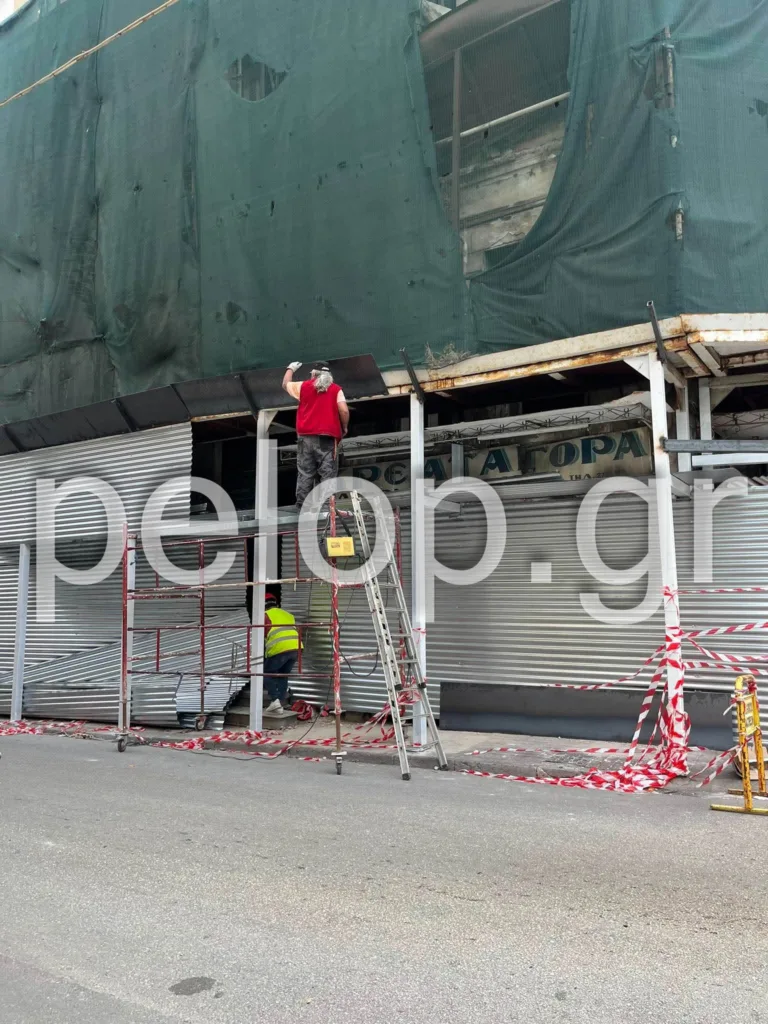Πάτρα: «Θωρακίζουν» το ετοιμόρροπο στη Γούναρη – Κατασκευή για να συγκρατεί μπάζα και υλικά