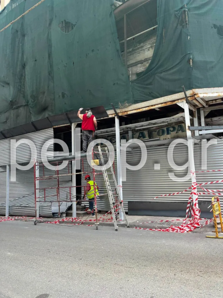 Πάτρα: «Θωρακίζουν» το ετοιμόρροπο στη Γούναρη – Κατασκευή για να συγκρατεί μπάζα και υλικά