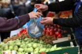 Λαϊκές αγορές: Πότε οι πωλητές χάνουν τη θέση τους – Τι ισχύει για άδειες, μετακινήσεις και το όριο των 20 ημερών