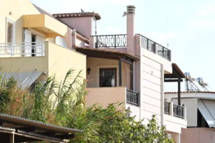 Η κατοικία στο Λαύριο όπου σημειώθηκε η επίθεση σε βάρος της 32χρονης και του 33χρονου συντρόφου της, εφόσον χρησιμοποιηθεί φωτογραφία του συγκεκριμένου σπιτιού