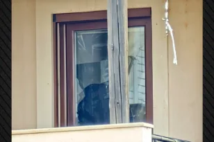 Λαύριο: Δίωξη για απόπειρα ανθρωποκτονίας στον 32χρονο που μαχαίρωσε την πρώην σύντροφό του και τον φίλο της