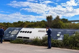 Άρτα: Στρατιωτικό λεωφορείο με σπουδαστές έπεσε από ύψος 5 μέτρων – Πληροφορίες για 13 τραυματίες