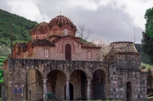 Το άγνωστο χωριό της Πελοποννήσου που κάποτε συναγωνιζόταν τον Μυστρά