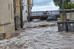 Λέσβος: Υπερχείλισε ποτάμι στη Σκάλα Ερεσού – Αυτοκίνητο παρασύρθηκε προς τη θάλασσα