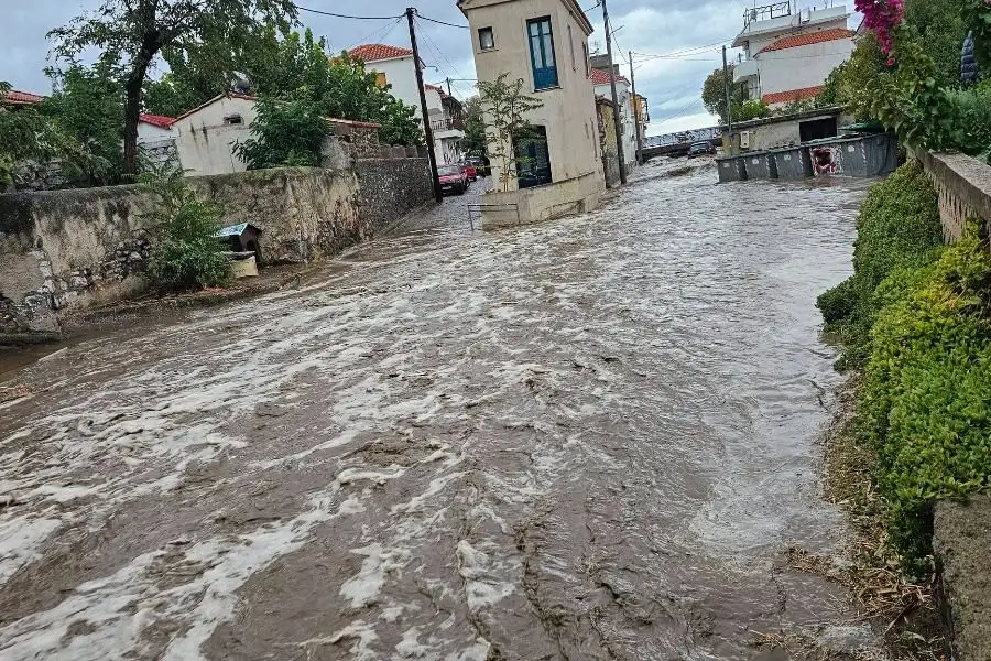 Λέσβος: Υπερχείλισε ποτάμι στη Σκάλα Ερεσού – Αυτοκίνητο παρασύρθηκε προς τη θάλασσα