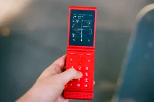 Βαρεθήκατε τα smartphones; Το αναδιπλούμενο κινητό επιστρέφει με 5G και βάζει τέλος στο doomscrolling