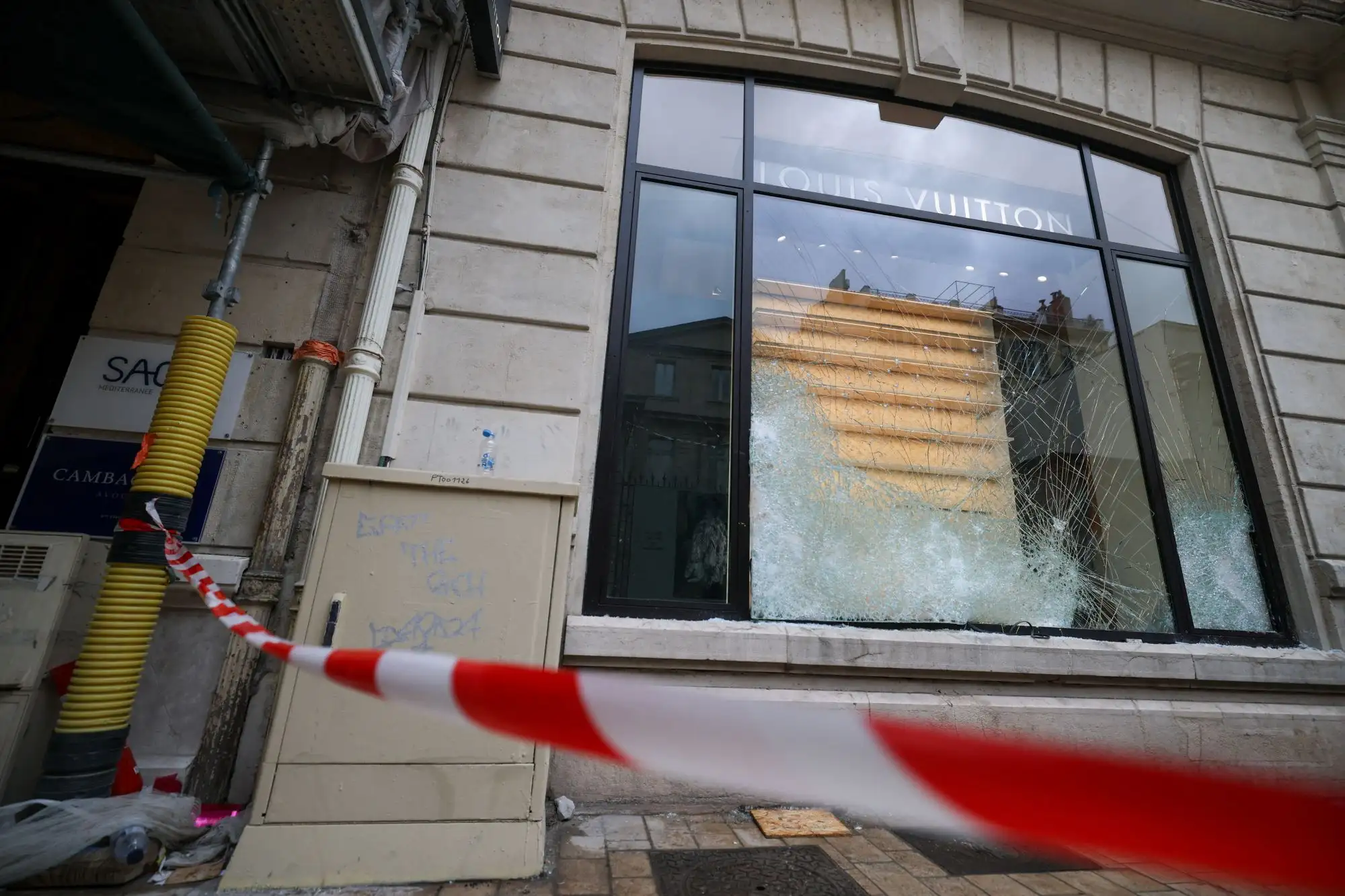 Από τις βιτρίνες της Dior στις αγγελίες της Vinted: Πού καταλήγουν τα προϊόντα μετά το πλιάτσικο στη Γαλλία Από τις βιτρίνες της Dior στις αγγελίες της Vinted: Πού καταλήγουν τα προϊόντα μετά το πλιάτσικο στη Γαλλία