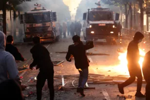 «Πόλεμος» στην Αλβανία: Άγριες συγκρούσεις στα Τίρανα