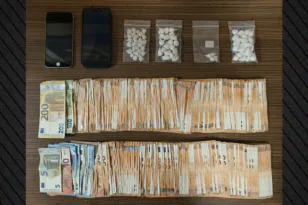 Διακινούσε ναρκωτικά στο κέντρο της Αθήνας, επιτέθηκε σε αστυνομικούς και συνελήφθη!