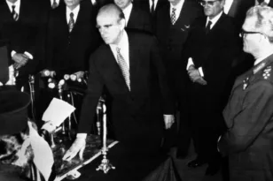 Νέα Δημοκρατία: 52 χρόνια από την ίδρυση του κόμματος – Από τον Καραμανλή στον Μητσοτάκη