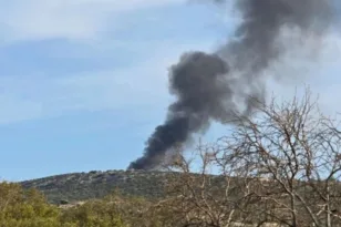 Συναγερμός στον Μαραθώνα: Φωτιά σε αποθήκες του Πολεμικού Ναυτικού – Σηκώθηκε ελικόπτερο
