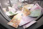 Το κόλπο με τους λογαριασμούς ΔΕΚΟ για το ξέπλυμα «μαύρου χρήματος»