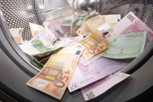 Το κόλπο με τους λογαριασμούς ΔΕΚΟ για το ξέπλυμα «μαύρου χρήματος»