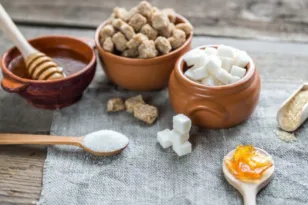 Μέλι ή ζάχαρη; Ποιο είναι τελικά καλύτερο για την υγεία και τι πρέπει να προσέχουμε