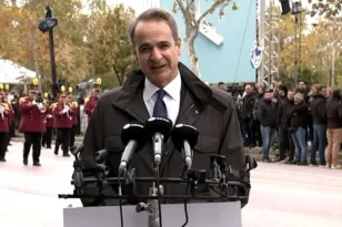 Μητσοτάκης: «Η Ελλάδα δεν εκβιάζει, αλλά ούτε εκβιάζεται» το μήνυμα μετά την παρέλαση