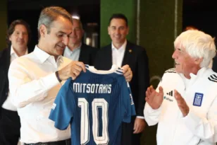 Μητσοτάκης στην Εθνική: «Εκπλήξατε πολλούς, αλλά όχι τους εαυτούς σας» – Δώρο η φανέλα με το 10
