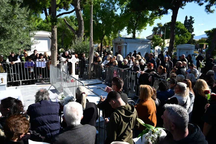 «Όσο ζω Μαζώ»: Με τα τραγούδια του αποχαιρέτησαν τον Γιώργο Μαζωνάκη στο 40ήμερο μνημόσυνο «Όσο ζω Μαζώ»: Με τα τραγούδια του αποχαιρέτησαν τον Γιώργο Μαζωνάκη στο 40ήμερο μνημόσυνο